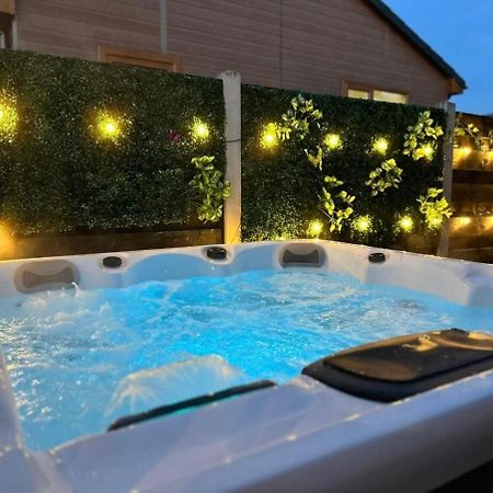 Elder Cabin With Hot Tub York Exterior photo