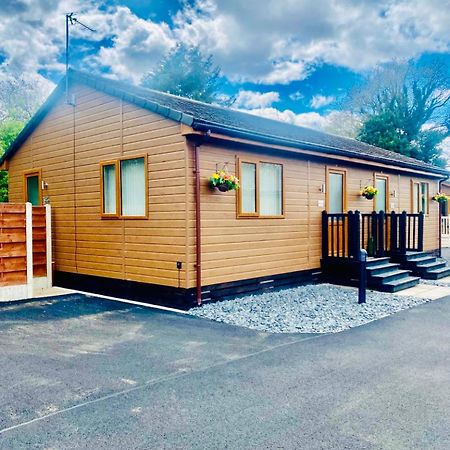 Elder Cabin With Hot Tub York Exterior photo