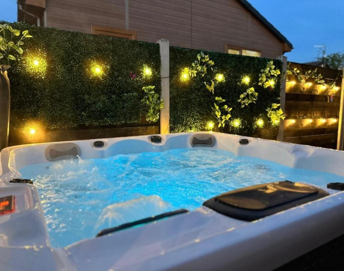 Elder Cabin With Hot Tub York Exterior photo